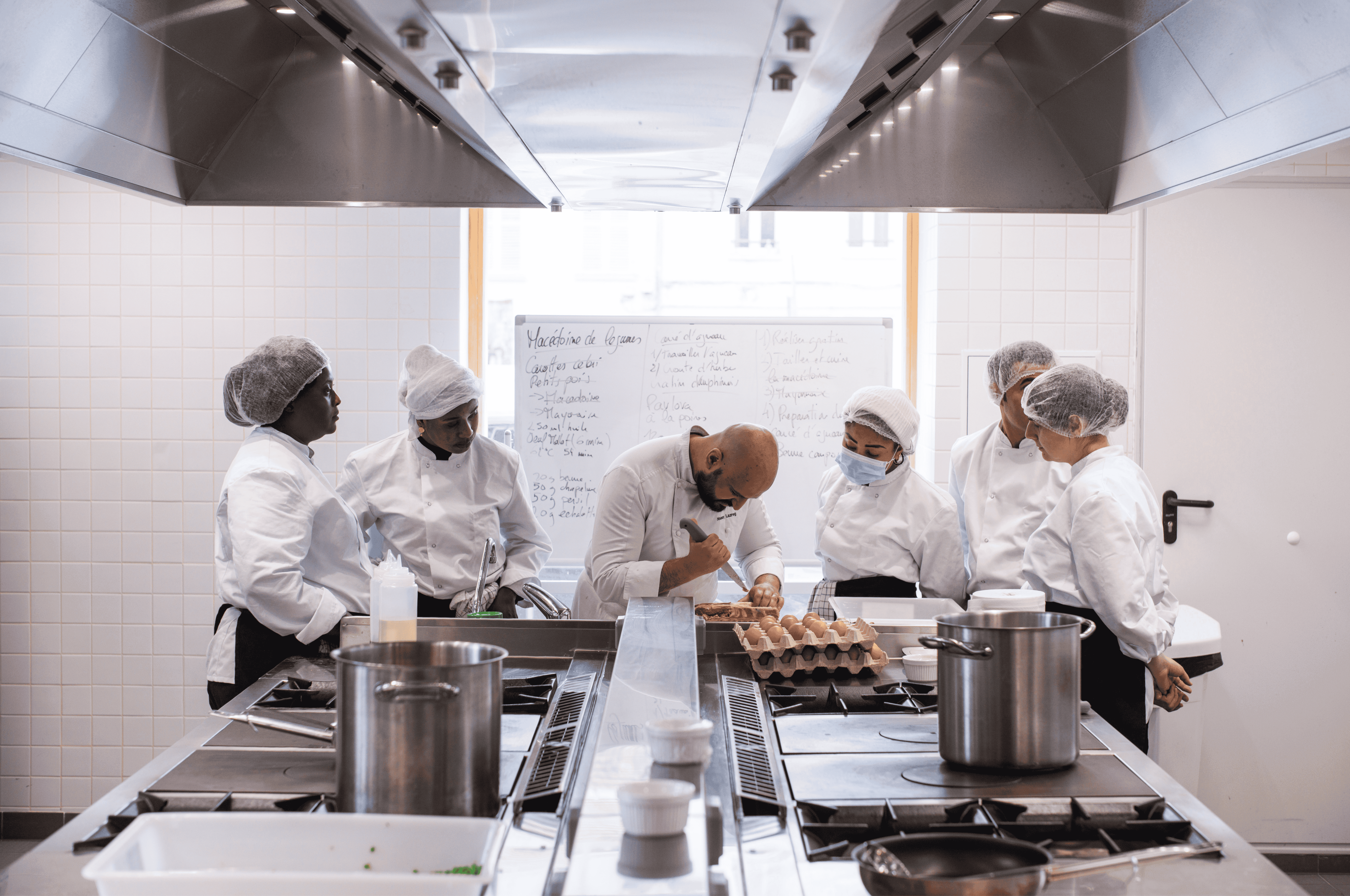 Formation de personnes réfugiées à l'école des Cuistots Migrateurs