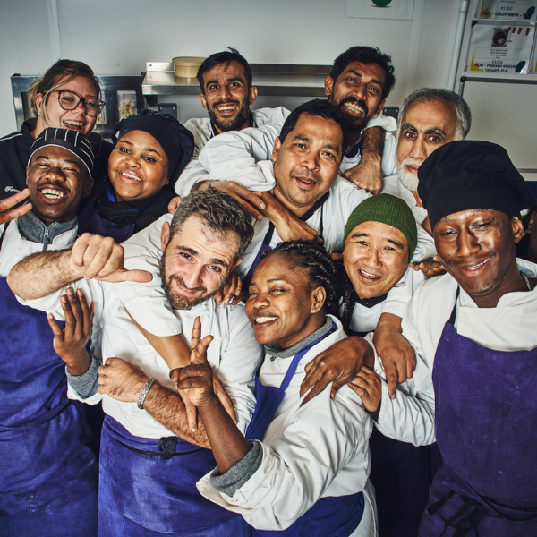 L'équipe de chefs réfugiés des Cuistots Migrateurs