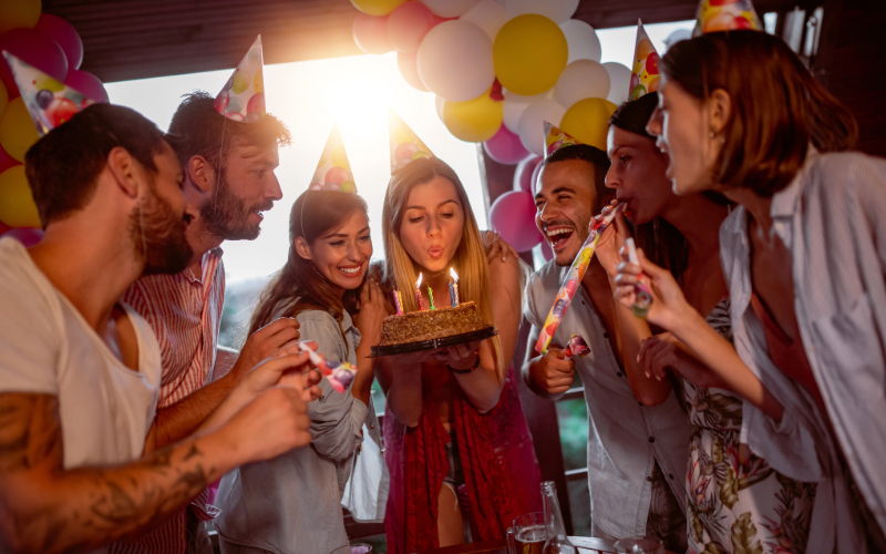 Amis fêtant un anniversaire