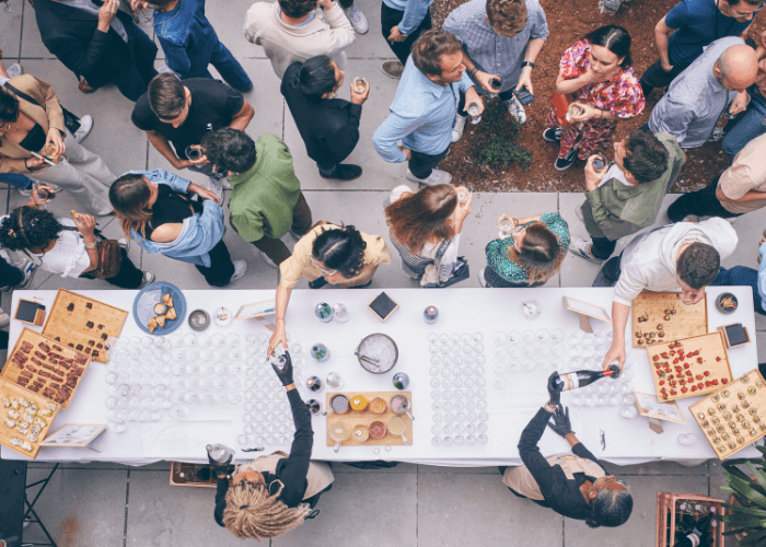 Organiser une soirée d'entreprise engagée aux saveurs du monde